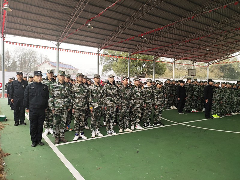 參加成人軍事化封閉夏令營對孩子的好處 參加成人軍事化封閉夏令營對孩子的好處