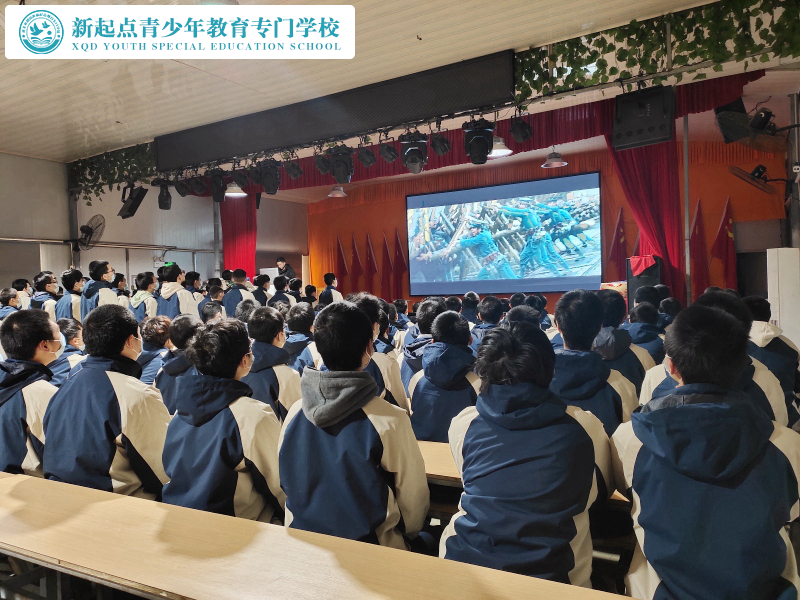 新起點教育專門學校組織學生集體觀看建軍大業(yè) 新起點教育專門學校組織學生集體觀看建軍大業(yè)
