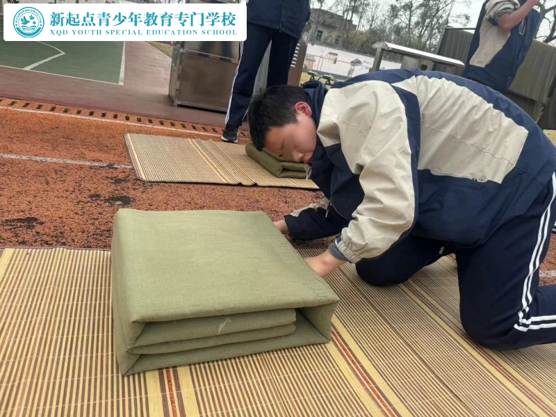 新起點青少年特訓學校組織學生疊被子訓練 新起點青少年特訓學校組織學生疊被子訓練