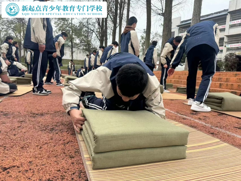 新起點青少年特訓學校組織學生疊被子訓練 新起點青少年特訓學校組織學生疊被子訓練
