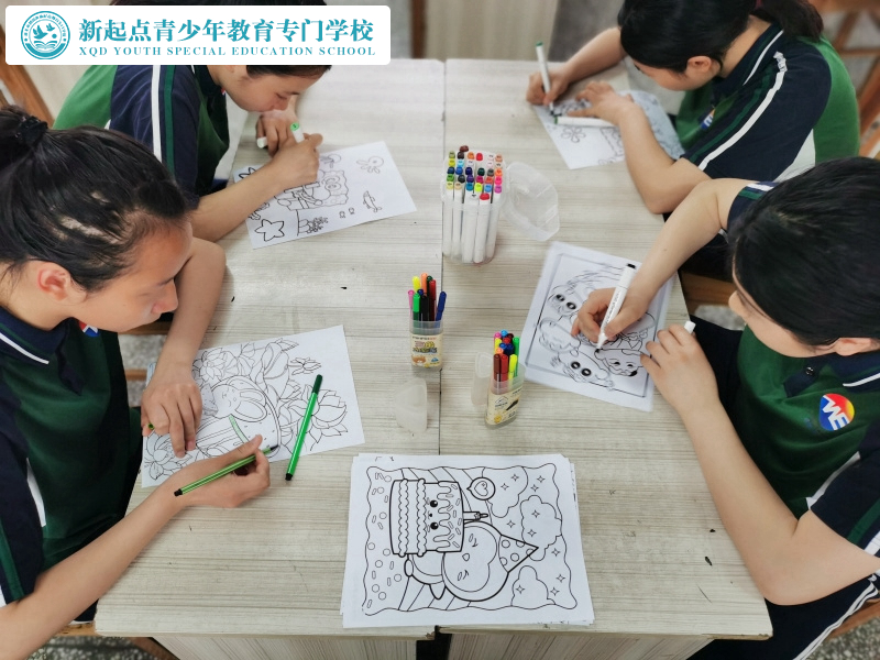 新起點教育專門學校組織孩子進行涂卡填色游戲 新起點教育專門學校組織孩子進行涂卡填色游戲