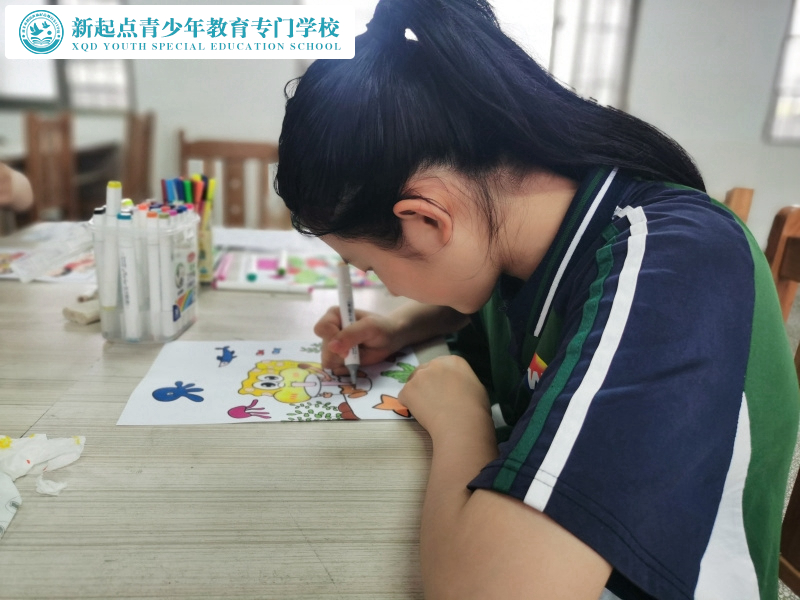 新起點教育專門學校組織孩子進行涂卡填色游戲 新起點教育專門學校組織孩子進行涂卡填色游戲