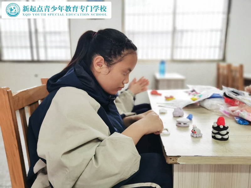 新起點(diǎn)教育專門學(xué)校組織孩子手工彩泥DIY活動(dòng) 新起點(diǎn)教育專門學(xué)校組織孩子手工彩泥DIY活動(dòng)