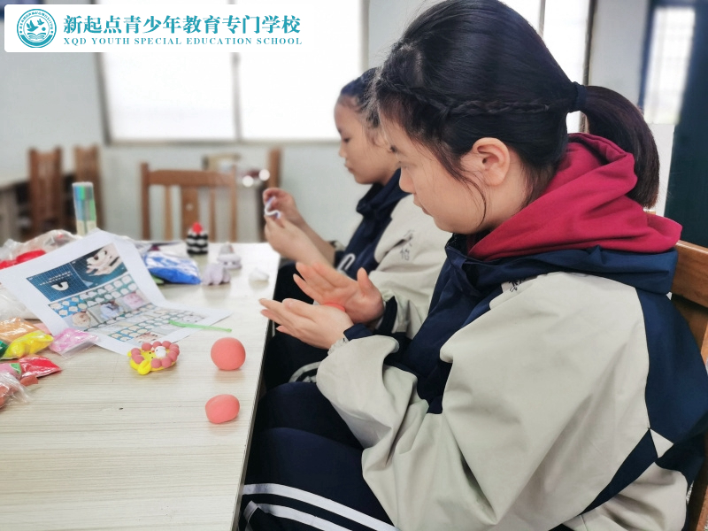 新起點(diǎn)教育專門學(xué)校組織孩子手工彩泥DIY活動(dòng) 新起點(diǎn)教育專門學(xué)校組織孩子手工彩泥DIY活動(dòng)