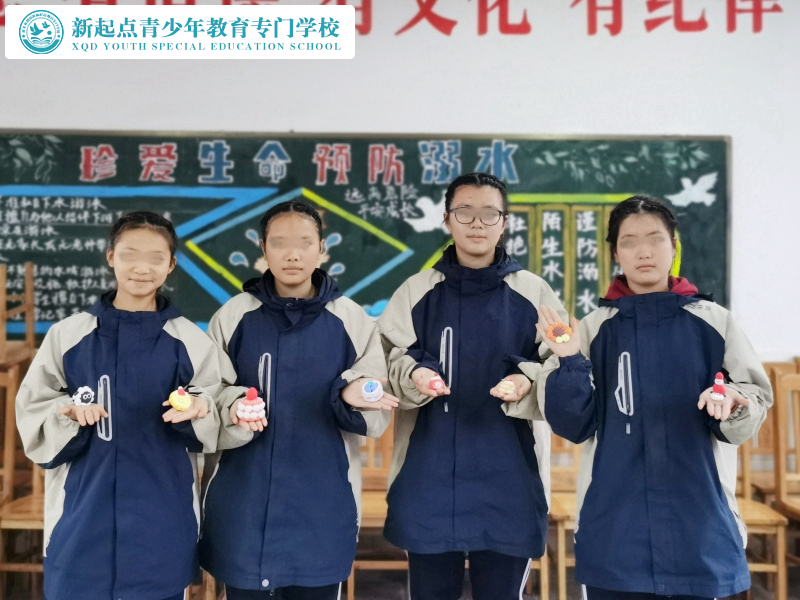 新起點(diǎn)教育專門學(xué)校組織孩子手工彩泥DIY活動(dòng) 新起點(diǎn)教育專門學(xué)校組織孩子手工彩泥DIY活動(dòng)